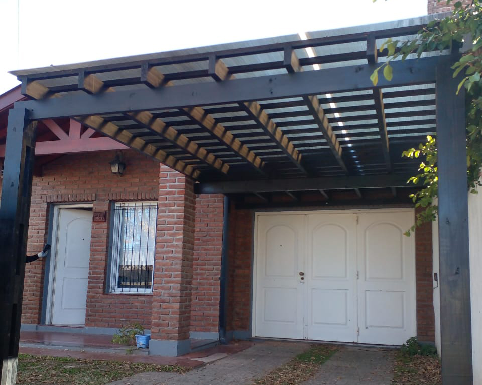 pergola negra cochera
